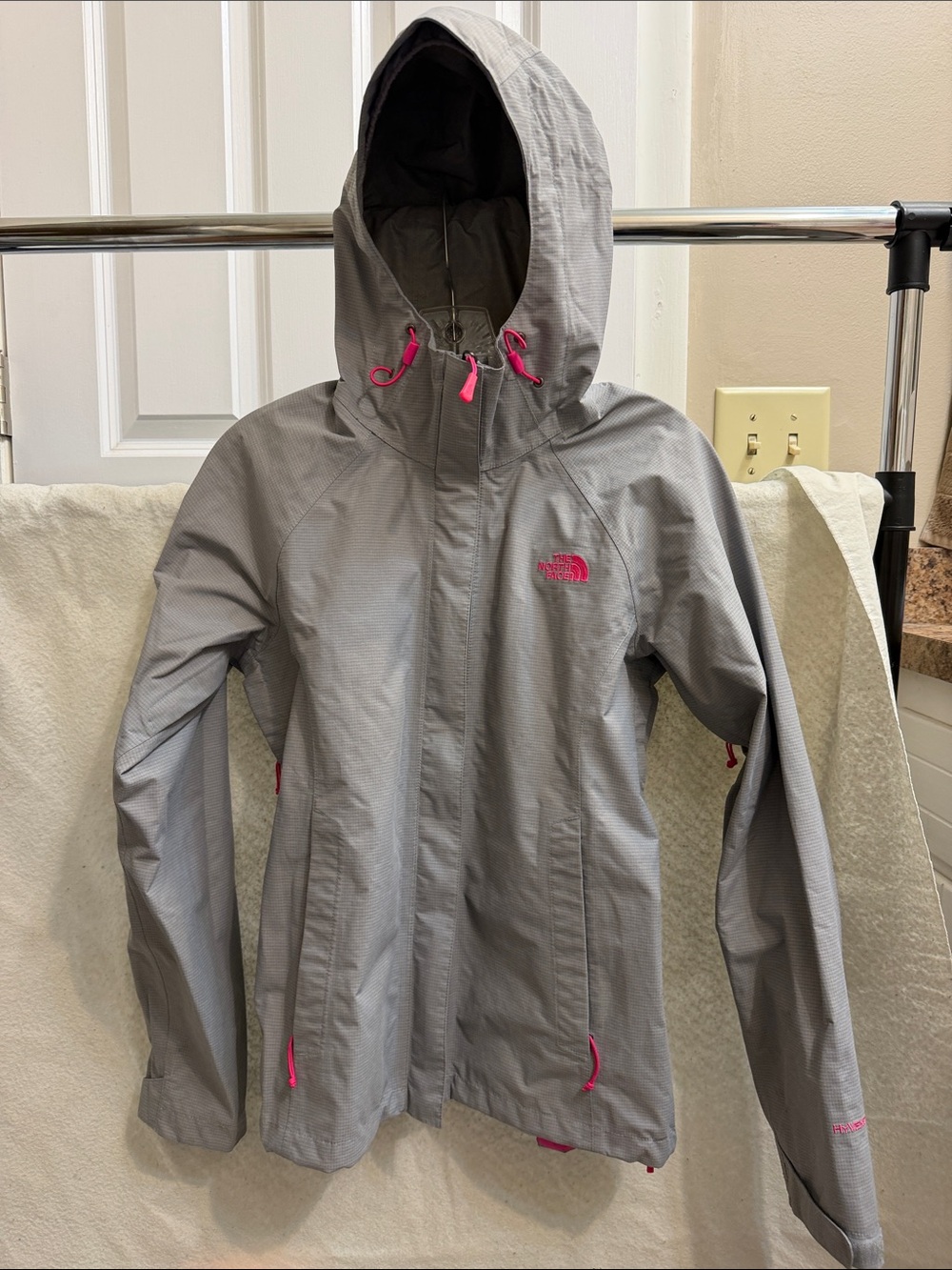 The North Face Women's Light Gray Waterproof Hooded Ski Jacket with Pink Accents